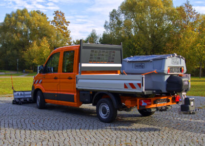 MAN TGE Winterdienst Umbau HWNtec – Heckansicht schräg mit Hilltip Streuer