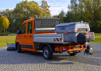 MAN TGE Winterdienst Umbau HWNtec – Heckansicht schräg mit Hilltip Streuer