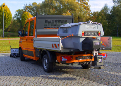 MAN TGE Winterdienst Umbau HWNtec – Heckansicht schräg mit Hilltip Streuer