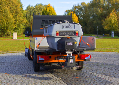 MAN TGE Winterdienst Umbau HWNtec – Heckansicht mit Hilltip IceStriker Streuer