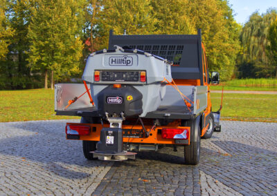 MAN TGE Winterdienst Umbau HWNtec – Heckansicht mit Hilltip IceStriker Streuer