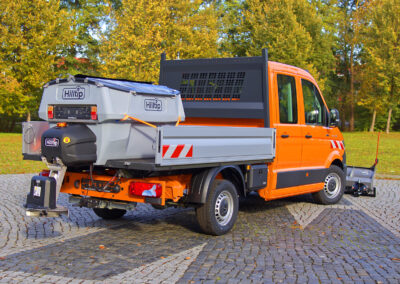 MAN TGE Winterdienst Umbau HWNtec – Heckansicht schräg mit Aufbaustreuer