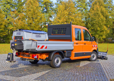 MAN TGE Winterdienst Umbau HWNtec – Heckansicht schräg mit Aufbaustreuer