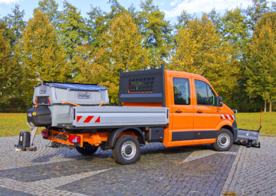 MAN TGE Winterdienst Umbau HWNtec – Heckansicht schräg mit Aufbaustreuer