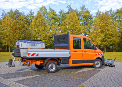 MAN TGE Winterdienst Umbau HWNtec – Heckansicht schräg mit Aufbaustreuer